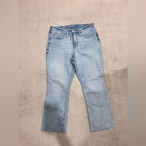 Great condition JCrew jeans! 9” Demi bootcut crop jeans in light wash. Size 29